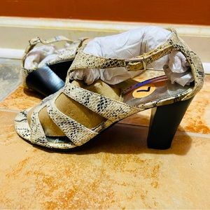 👡Snazzy Impo Black & White Snake Print Heeled Sandals!